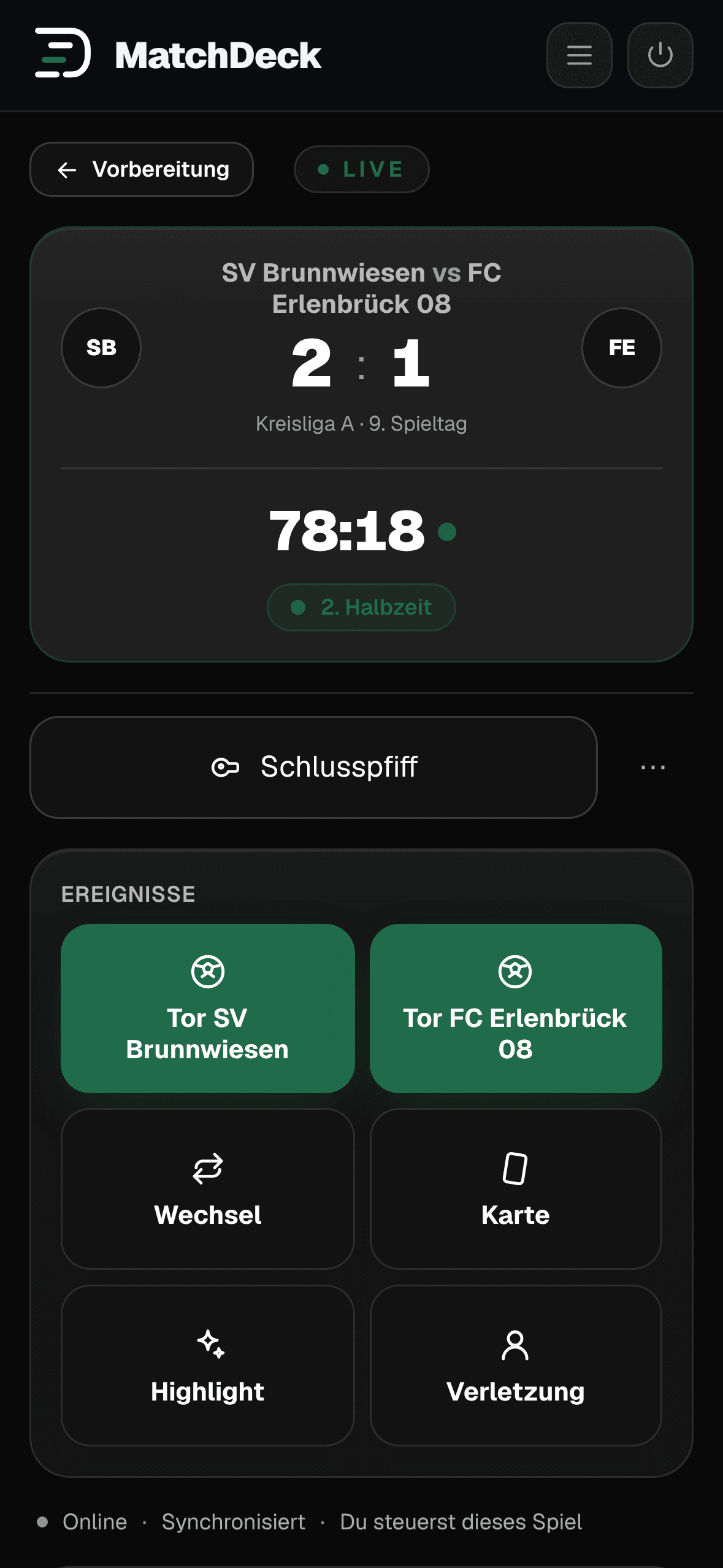 Live-Arbeitsfläche im Demo-Spiel: Spielstand 2:1 in der 2. Halbzeit, Kacheln für Tor, Wechsel, Karte, Highlight und Verletzung, auf dem iPad rechts der Spielverlauf.